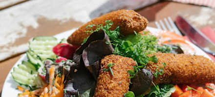 Kartoffelkräutertaschen mit Salat auf dem Wankhaus