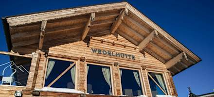 Die Wedelhütte besticht durch ihre großen Fenster.