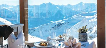 Winterlicher Ausblick von der Gaststube der Wedelhütte