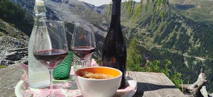 Mittagessen mit Wein auf der Berglhütte