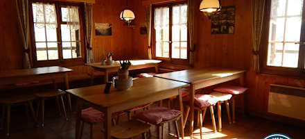 Die Gaststube der Weissmieshütte.