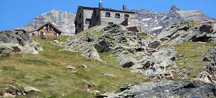 Die atemberaubende Lage der Weissmieshütte.