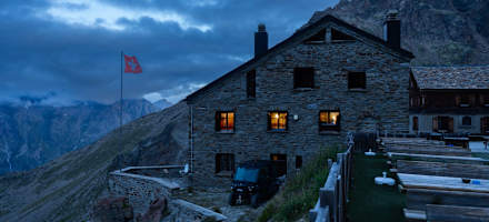 Die Weissmieshütte in der Dämmerung