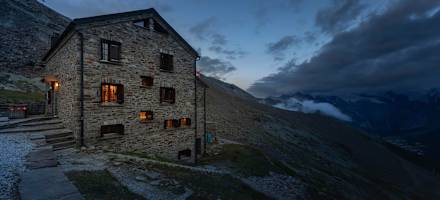 Die Weissmieshütte in der Dämmerung