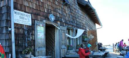 Die Terrasse auf der Werfener Hütte