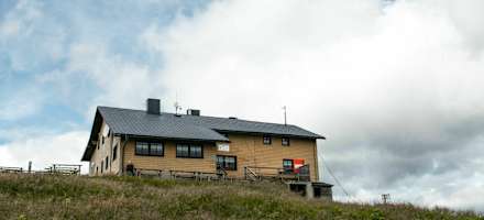 Am Gipfel des Hochwechsels an der Grenze zwischen Niederösterreich und der Steiermark ist das Wetterkoglerhaus gelegen.