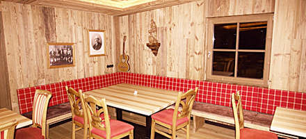 Stube der Peter-Wiechenthaler-Hütte