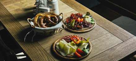 Eine Brettljause mit Breze gehört sollte man hier auf alle Fälle probieren,