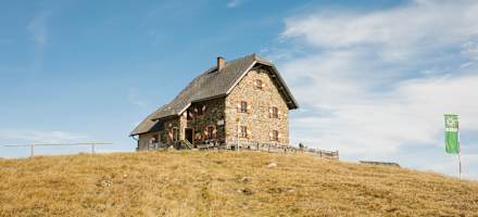 Die Hütte ist Ziel von Wanderern und bei entsprechender Schneelage von Skitourengehern und Schneeschuh-Wanderern.