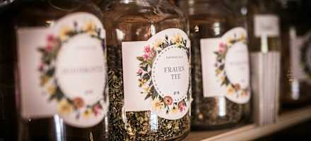 Was der Kräutergarten hergibt wird sorgfältig getrocknet und aufbewahrt.