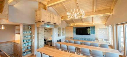 Der Seminarraum der Zachhofalm besticht durch sein freundliches Ambiente.