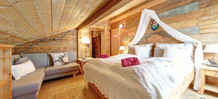 Gemütliche Zimmer mit viel Naturholz und Licht auf der Zachhofalm.