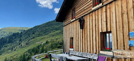 Von der Zehnter Alm genießt man eine herrliche Aussicht.