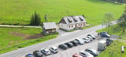 Gegenüber der Zickerreith befindet sich ein Parkplatz.