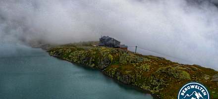 Die Zittauerhütte bei Nebel