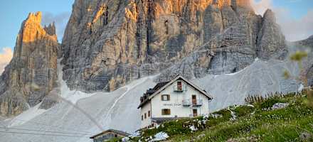 Die Zsigmondyhütte und der Zwöflerkogel