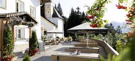 Terrasse und Kirche Heiligwasser