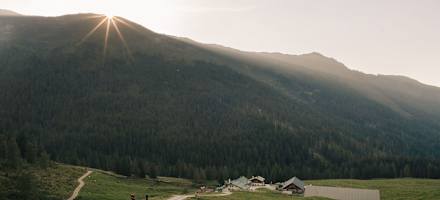 Die Kemater Alm in den letzten Sonnenstrahlen