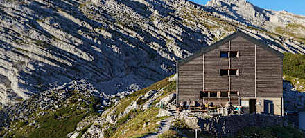 Die Welserhütte im warmen Licht der Abendsonne