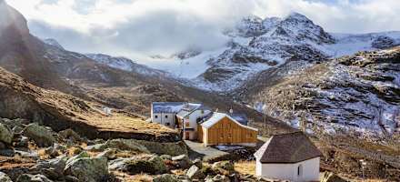Die Wiesbadener Hütte in der hochalpinen Gebirgslandschaft der Silvretta