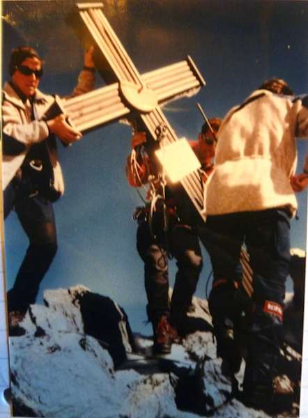 1999 wurde das Gipfelkreuz zur Restauration ins Tal geflogen.