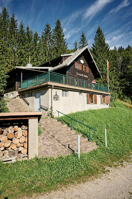 Die Sonnrißhütte liegt auf der Viehtaleralm unter dem Sonnriß in den Ennstaler Voralpen. 