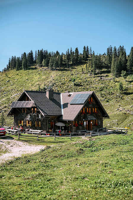 Eine Rast auf der Ybbstaler Hütte lohnt sich allein wegen der Mehlspeisen.