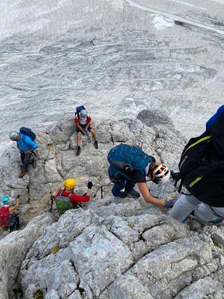 Am Einstieg des Klettersteigs