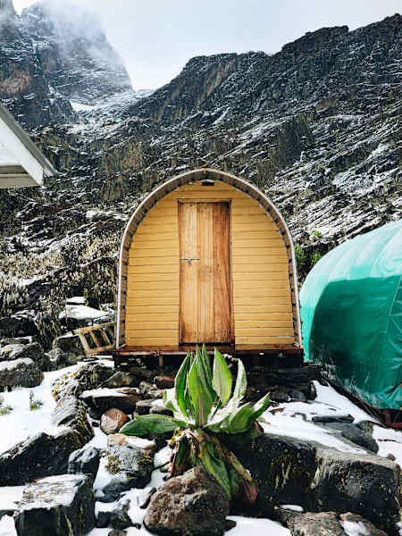 Am Kilembe Trail gelangt man in sechs Tagesetappen zur Margherita-Spitze. Genächtigt wird in einfachen Holzhütten.