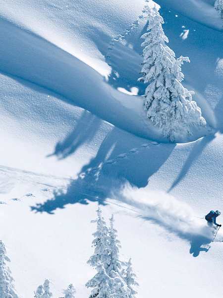 Die Karlsbader Hütte thront auf 2.260 m unterhalb der Laserzwand