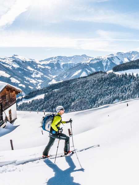 Die Karlsbader Hütte thront auf 2.260 m unterhalb der Laserzwand