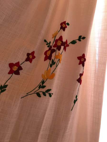 Die Stickereien auf den Vorhängen in der Stube sind von Hüttenwirt Peter selbstgemacht