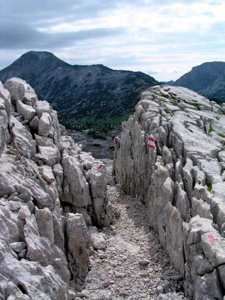 Engstelle Abstieg Pühringerhütte: An manchen Stellen ist das Tote Gebirge wirklich sehr karg…