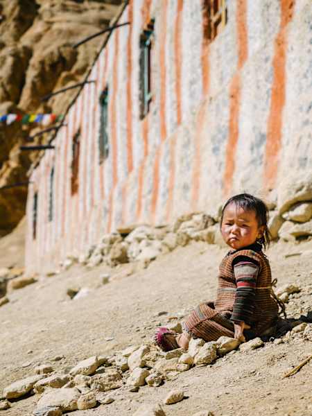 Nepalesisches Kind vor Kloster