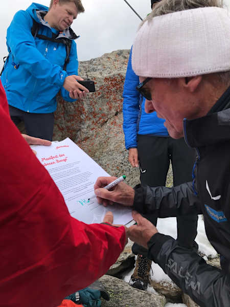 Peter Habeler unterzeichnet das Manifest.