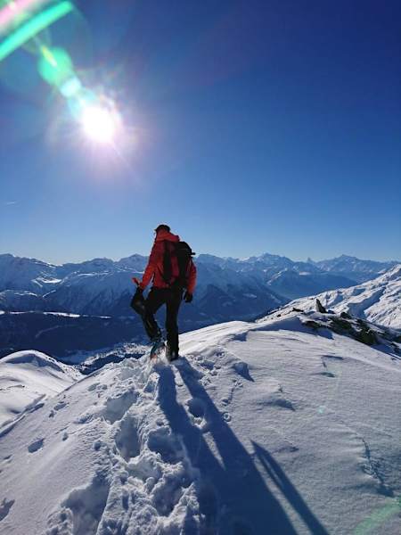 Aufstieg zum 2.875 m hohe Risihorn mit dem Matterhorn im Hintergrund, Wallis