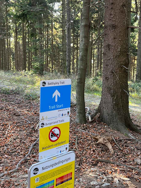 Wegweiser und Infotafeln