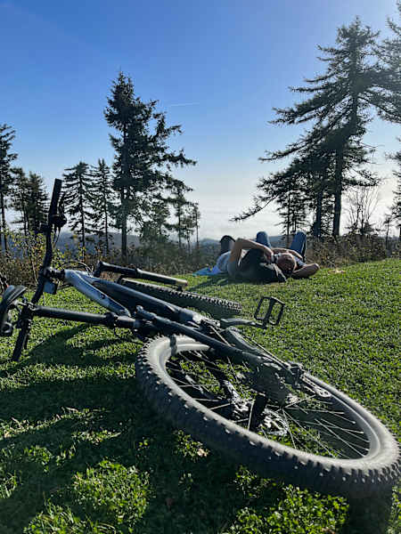Am Gipfel des Geschriebenstein genießen sowohl Biker als auch Wanderer die strahlende Herbstsonne