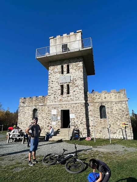Die historische Aussichtswarte auf dem Geschriebenstein wurde 1913 erbaut. Durch den Turm verläuft die österreichisch-ungarische Staatsgrenze