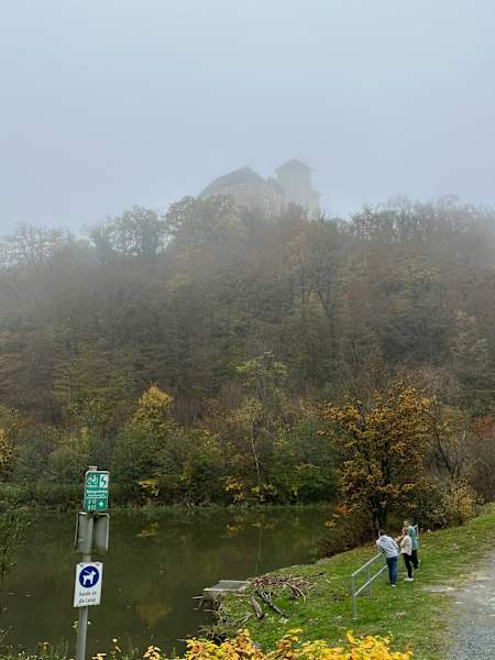 Schaurig-schön: Die nebelverhangene Burg Lockenhaus thront über dem Burgsee