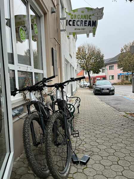 Beim „Eismacher“ in Lockenhaus laden wir nochmal kurz unsere Akkus nach