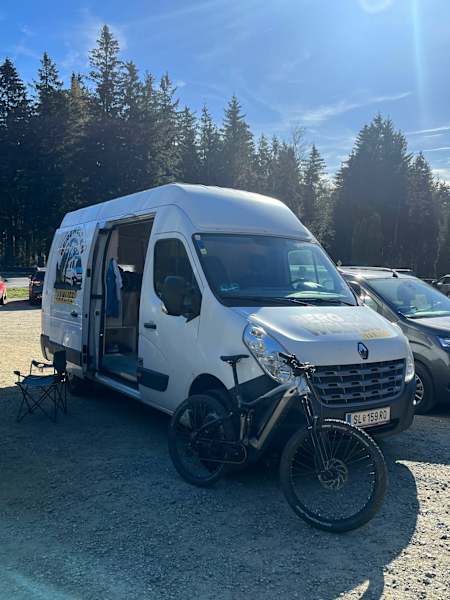 Am „Ranch“-Parkplatz strahlt uns auch am zweiten Tag die Sonne an. Da muss man doch glatt den Campingstuhl rausstellen
