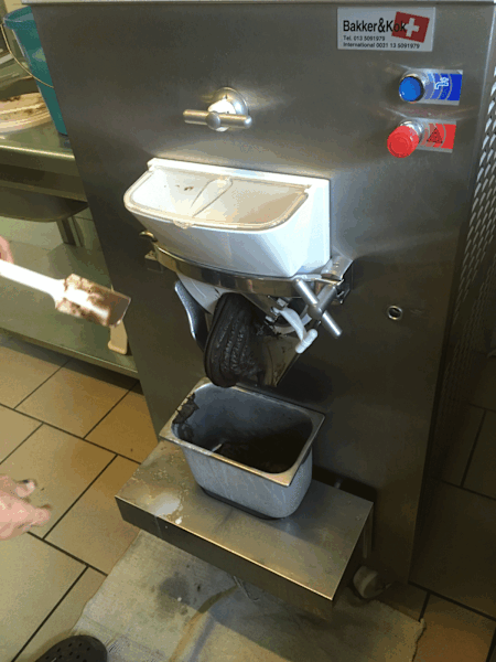 Sieht vielleicht seltsam aus, ist aber herrlich schmeckendes Bitterschokoladen/Zirben-Eis