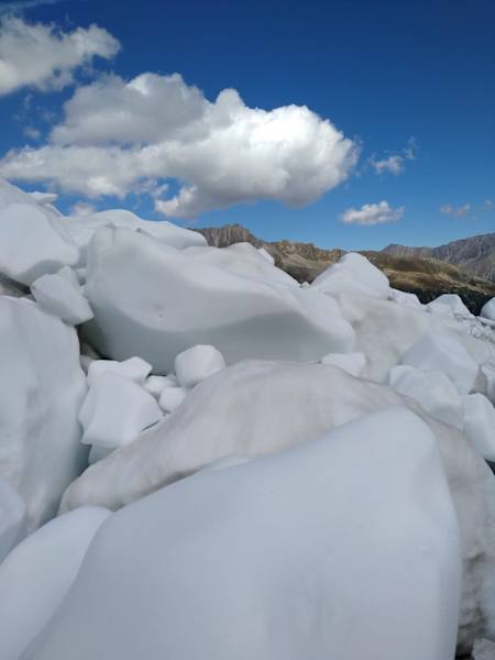 Eisbrocken des Gletschersturzes unterhalb der Schwarzen Wand im Jahr 2021