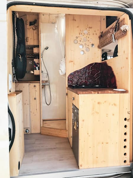 Nur weil man sich für ein Leben im Bus entscheidet, heißt das noch lange nicht, dass man auf eine Dusche verzichten muss