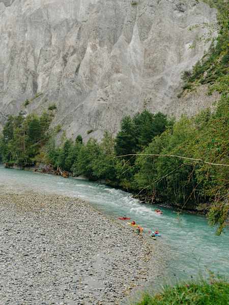 Imposant ragen die Felswände direkt neben dem Wasser empor