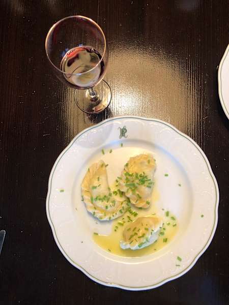 Serviert werden die Kasnudeln mit warmer Butter.