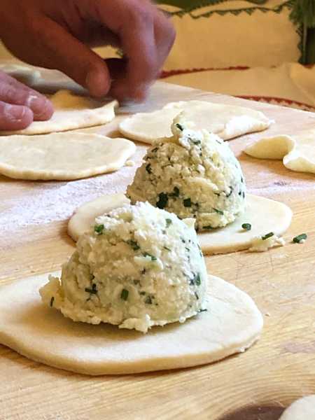 Die Fülle wird auf die Teigkreise gelegt.