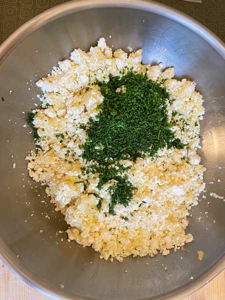 Die Teigfülle der Kärntner Kasnudeln besteht aus Bröseltopfen und Kartoffeln