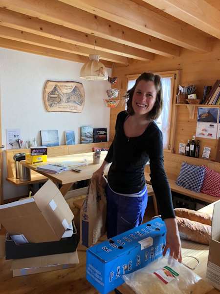 Kai beim Auspacken der Vorräte nach der Lieferung durch den Helikopter